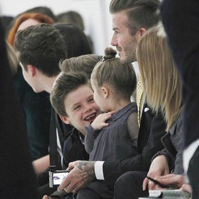 Nagyon kedves pillanat a két legkisebb Beckham-csemete között.