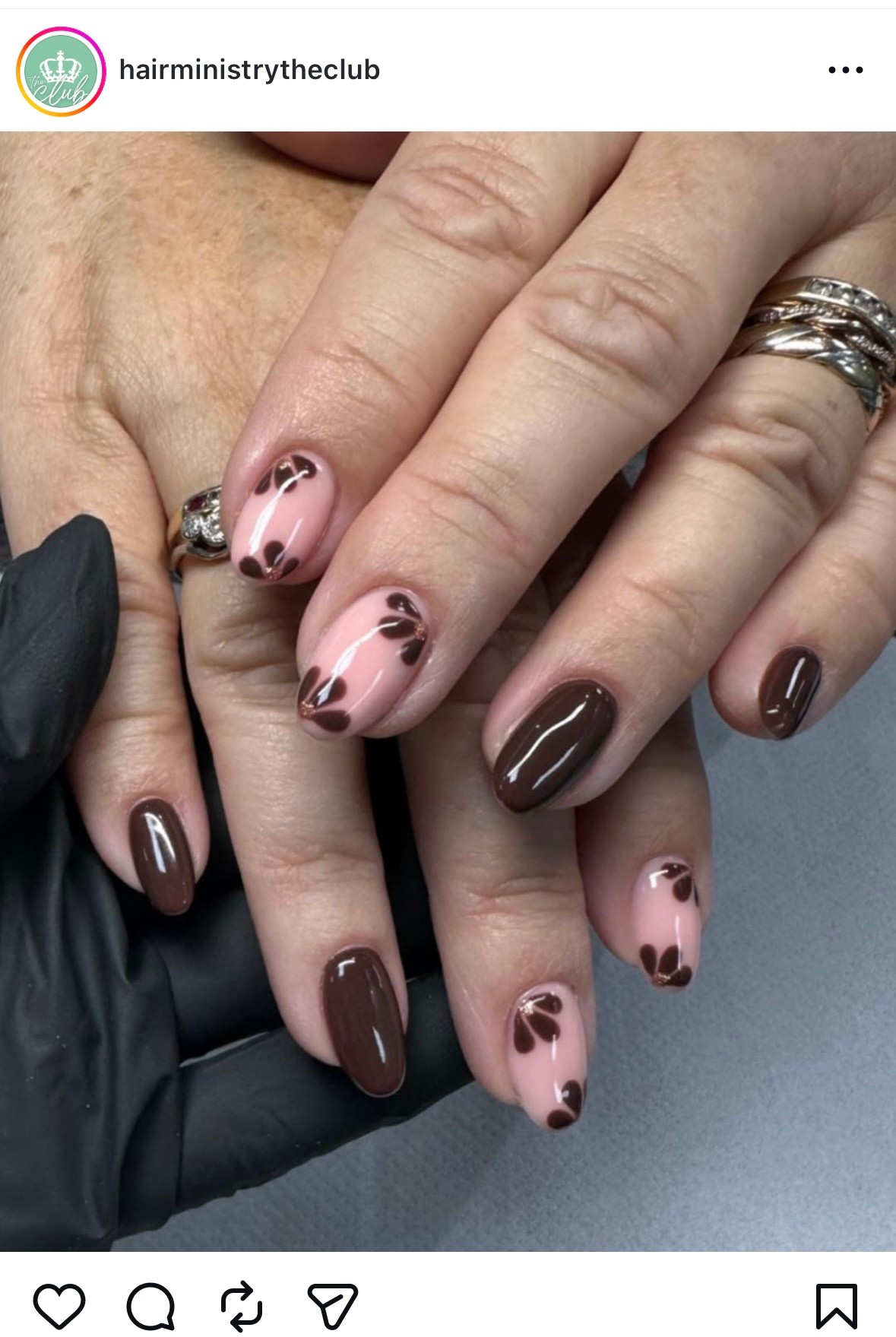 Barna virágos körmök 