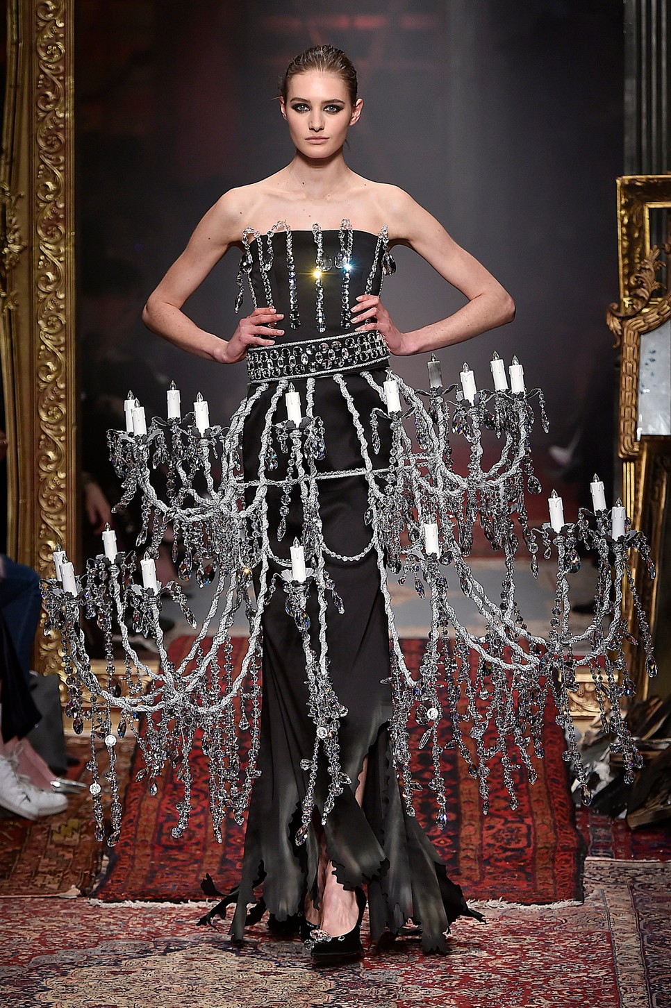 A csillárruha a Moschino 2016-os őszi-téli kifutóján