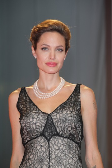 Angelina Jolie 2007-es frizurája álomszép, mintha egy meséből csöppent volna elő. Egyszerű, de nagyszerű és tökéletesen megkomponált. 