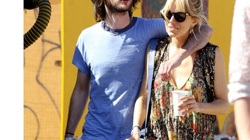 A Burberry kampánysztárok, Sienna Miller és Tom Sturridge Glastonburyben