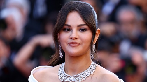 Selena Gomez zokogásban tört ki, miután megtudta a döbbenetes hírt, a színésznő új videóján nem győzi törölgetni a könnyeit