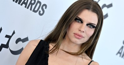 Julia Fox meztelenruhája olyan, mintha csak hajtincsek fednék a testét