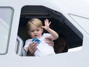 Új FOTÓK! - Ennivaló képeken a kis szülinapos György herceg!