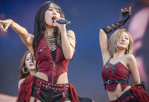 Charli XCX gyakorlatilag fehérneműben lépett fel a Szigeten, nem sokat bízott a képzeletre az énekesnő