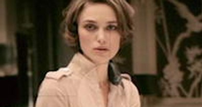 Keira Knightley fotóst csábít és vetkőzik