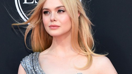 Elle Fanning a legragyogóbb csillag a vörös szőnyegen ebben a szettben