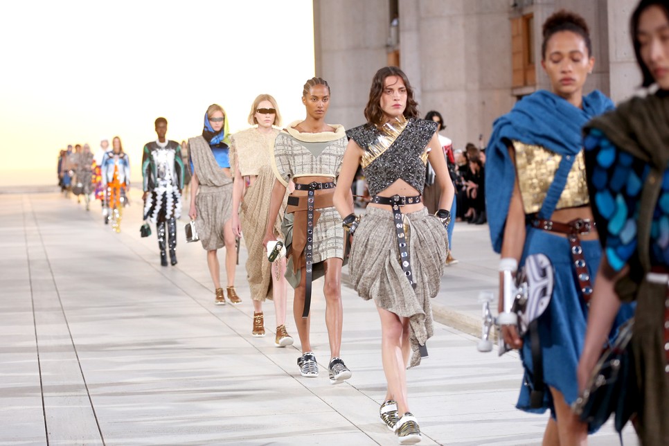 Utópiát megidéző ruhaköltemények: Ilyen volt a Louis Vuitton Cruise 2023 show