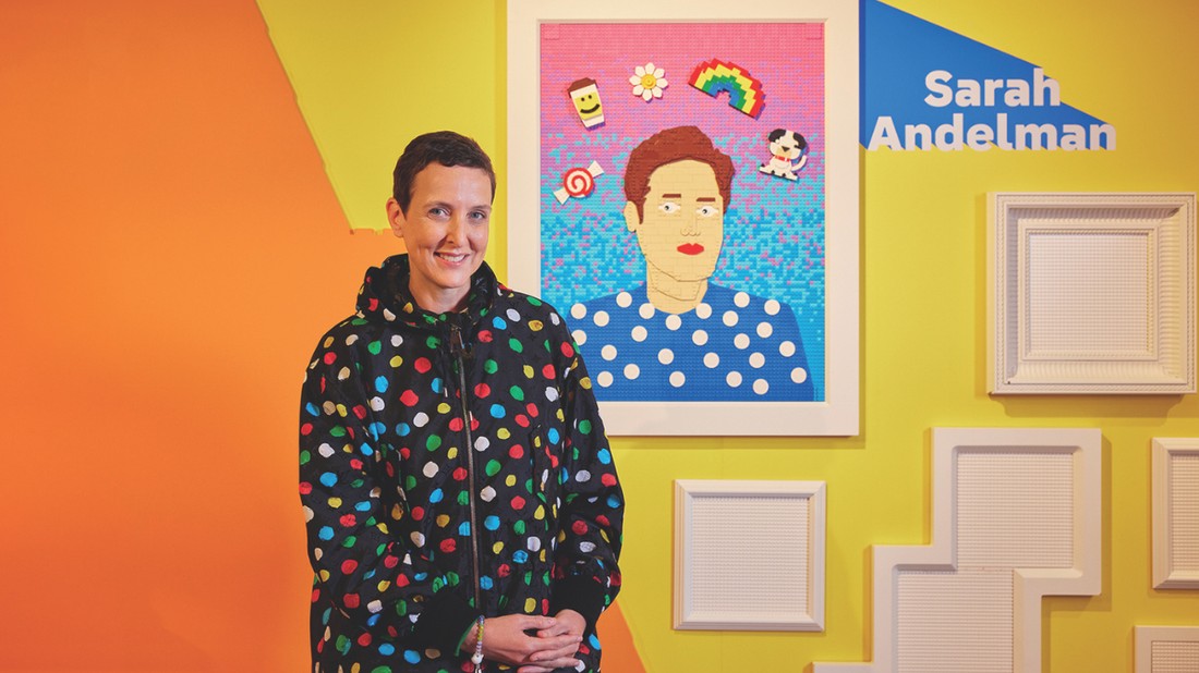 Sarah Andelman a párizsi Lego Superpower Studios kiállítás kurátora
