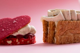 A Valentin-napi kollekció két ikonikus desszertje egymás mellett: a málnás Petit Cœur de Framboise és a karamellás-vaníliás mille-feuille a Chez Dodótól