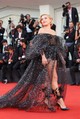 Florence Pugh egy vállvillantós Valentino pucérruhában pózolt a kameráknak 2025-ben. 