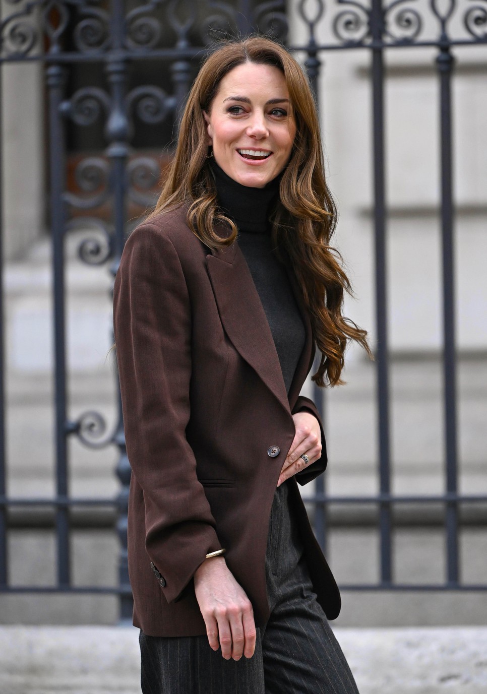 Akkor is váltöméses blézert viselt, amikor ellátogatott a londoni National Portrait Gallery -be