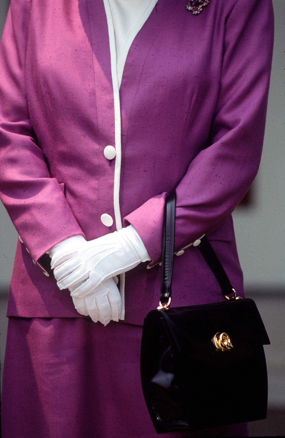 Erzsébet királynő táska stílusa szinte változatlan volt a hosszú évek során