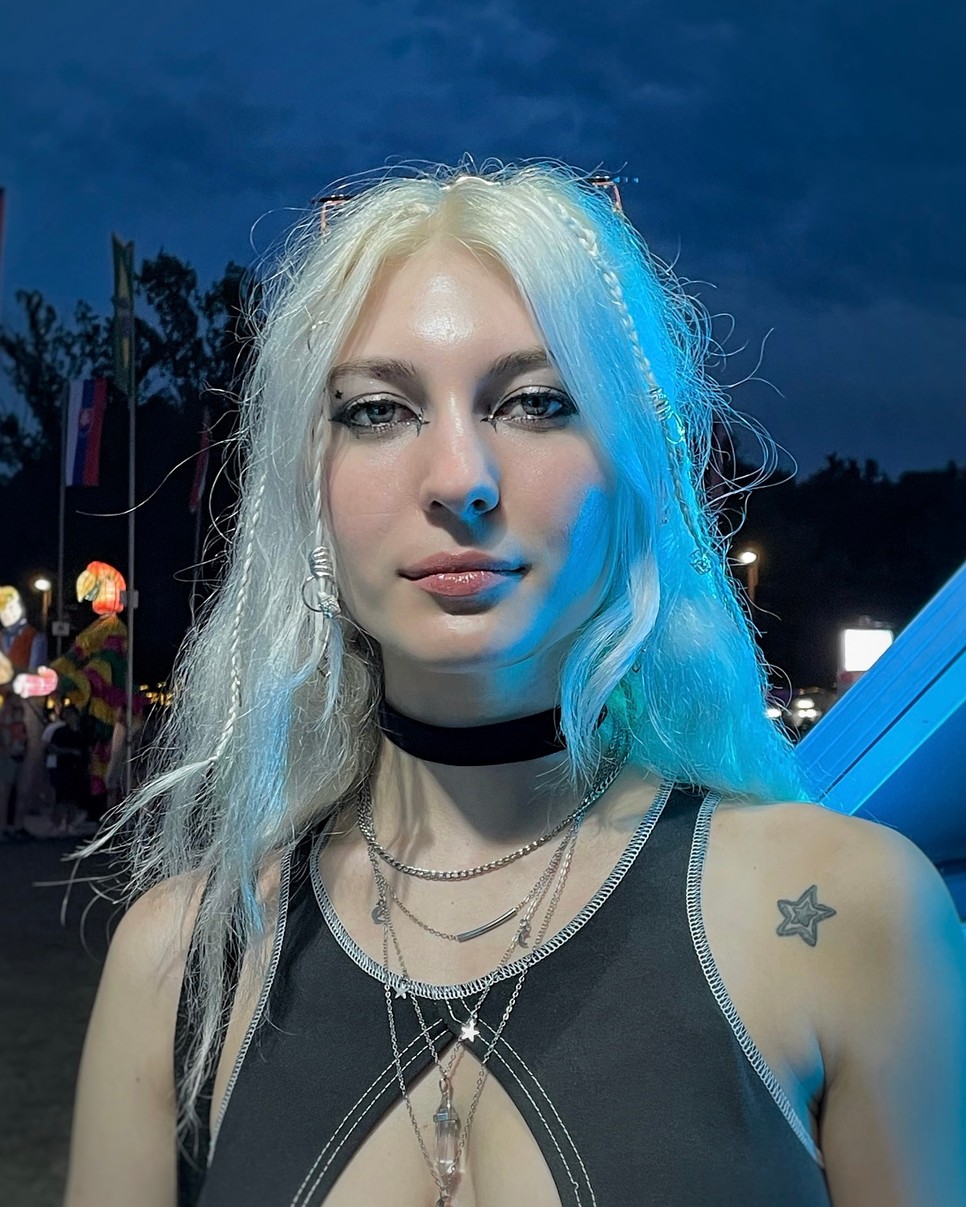 Határozott tusvonal egyenesen a kifutóról