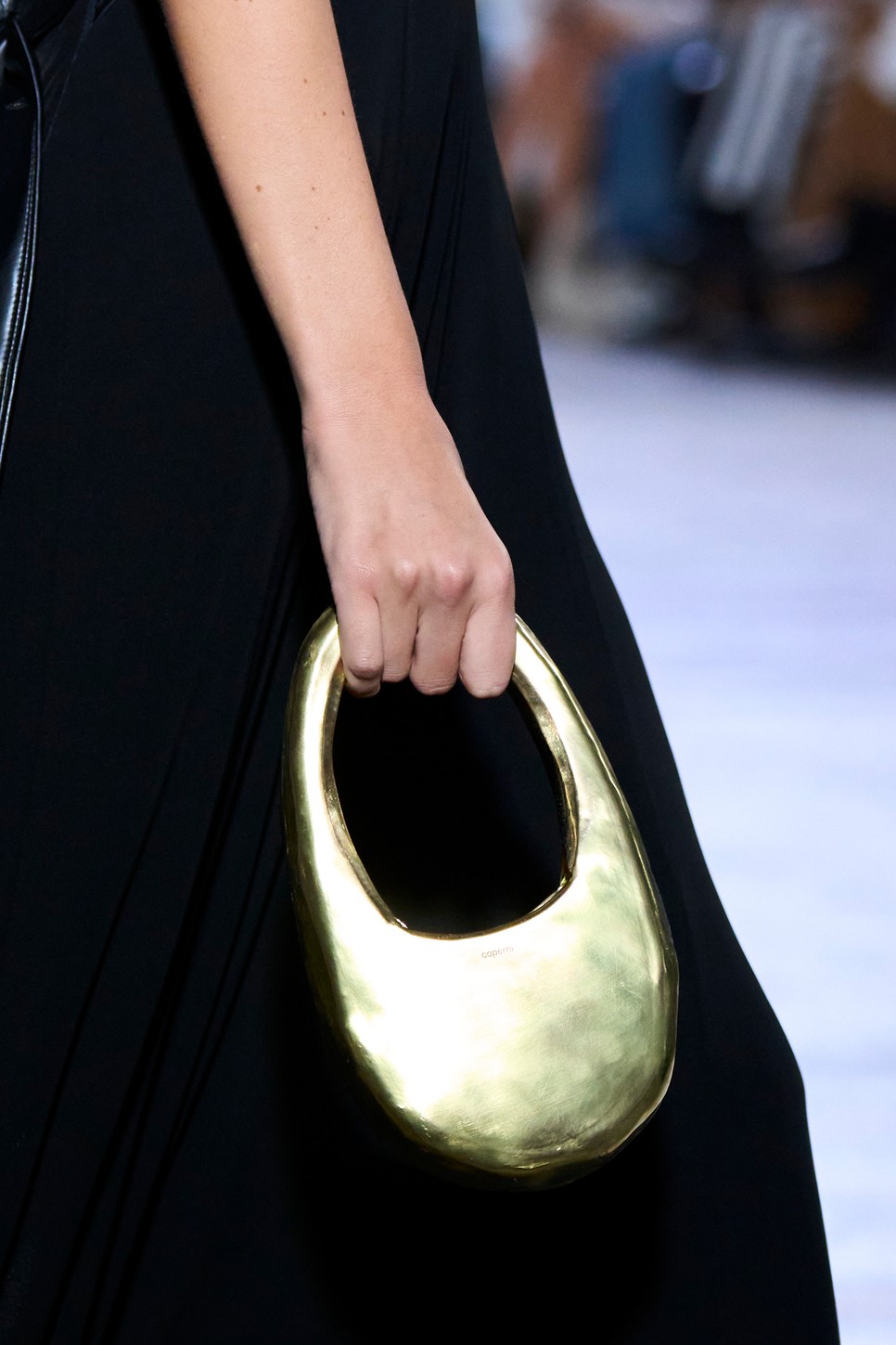 Az ikonikus Coperni Swipe táskát most egy aranyműves elkészítette 18 karátos aranyból is. Így kell még értékesebbé tenni egy ikonikus designtárgyat!