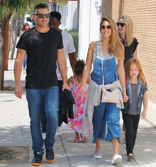 Jessica Alba kantáros kismamaruhában mutatta meg pocakját!