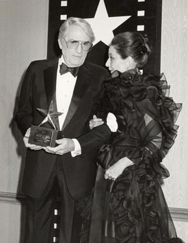 Gregory Peck és Audrey Hepburn újra együtt, ezúttal nem filmen, hanem az életben – 1989-ben az American Film Institute gáláján találkoztak, amikor Peck életműdíjat vehetett át. Hepburn gyönyörű, fodros estélyiben kísérte színpadra egykori partnerét, akivel a Római vakáció című film óta összeforrt a nevük.