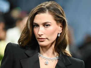 Hailey Bieber eladta a sminkmárkáját, csillagászati összeget kapott érte