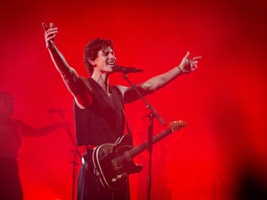 Elsöprő magyar siker: hazai tervező ruháját viselte Shawn Mendes a Sziget nagyszínpadán