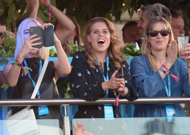 Celine Dion akkora show-t csapott, hogy azt még a hercegnők sem hagyhatták ki