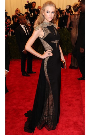 Taylor Swift egy J.Mendel ruhában érkezett, mindenkit meglepett, hogy ilyen komor szettet választott, de az áttetsző részletekkel díszített darab, nagyon izgalmas választás.