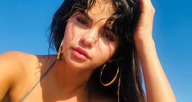 Selena Gomez bikinis fotókon szexizik, de ez a hasbehúzás elég átlátszó
