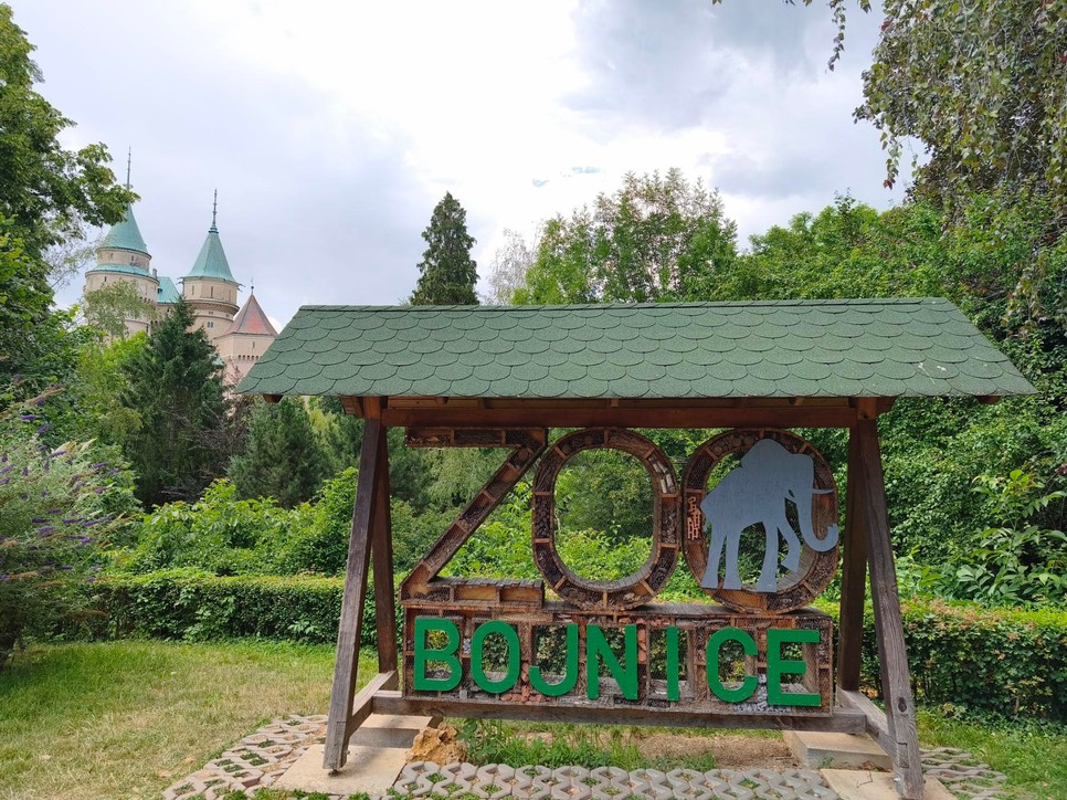 Bajmóc híres állatkertje több mint 400 állatfajnak ad otthont, emellett papagájpark, mesebeli játszóterek és kalandparkok is szórakoztatják a családokat