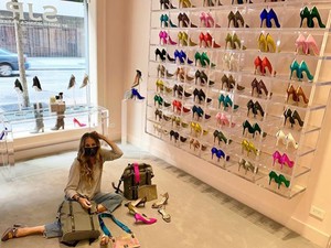 Sarah Jessica Parker besétált a saját cipőboltjába a világ legmenőbb papucsában