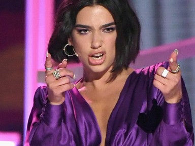 Dua Lipa a legmenőbb csaj! Bikinifelsőben táncol és lazulgat nyilvánosan egy parkban