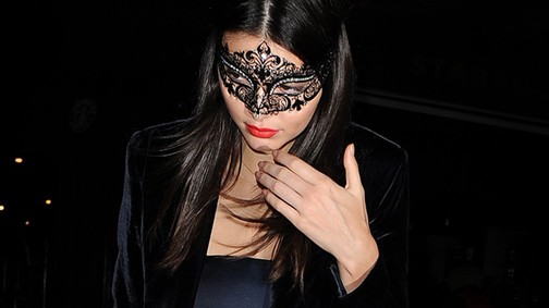 Kendall Jenner őrülten szexi - Pandaszemek, topless a zuhany alatt