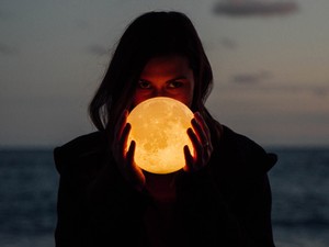 Jön a Kék Hold, és érzéki kalandokra csábít