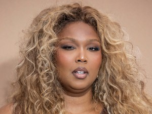 Lizzo bikinis fotóit minden olyan férfinak és nőnek látnia kellene, aki szerint még mindig a tökéletes alak a strandolás feltétele 