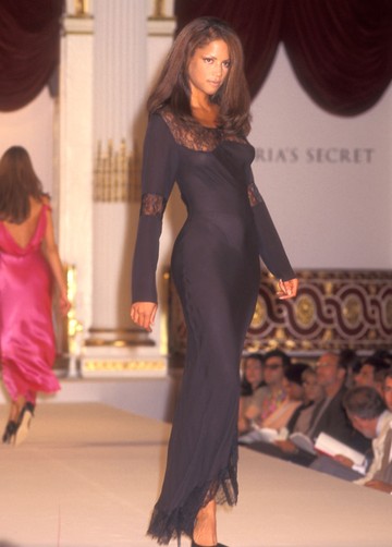 Veronica Webb egy fekete, csipkés ruhában szántotta végig a Victoria's Secret kifutóját 1995-ben.  