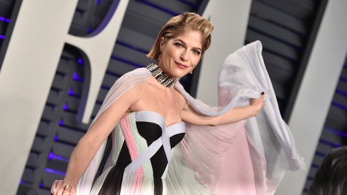 Igen, Selma Blair bottal pózol a Vogue címlapján, és csodaszép