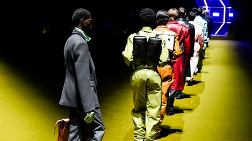 Ennek a divatbemutatónak már a meghívója is egy szabászati remek