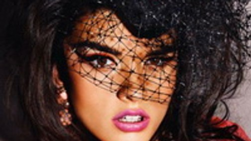 Crystal Renn címlapon simogatja magát