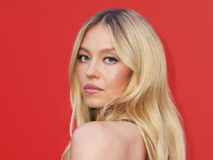 Sydney Sweeney meztelenruhában perzselte fel Velence utcáit, párjával kettesben romantikáztak