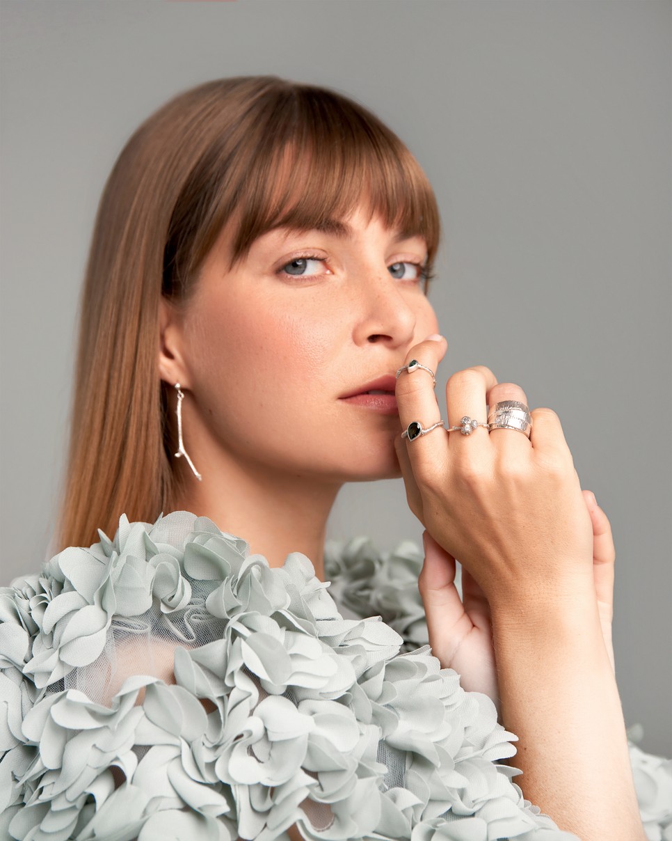 Ruha H & M CONSCIOUS EXCLUSIVE 89 995 Ft | Ezüst fülbevaló, turmalinköves gyűrűk és ezüstgyűrű SAPI – Sisko Studio 29 000 Ft, 47 000 Ft, 54 000 Ft, 25 000 Ft | Barázdás ezüstgyűrű SO BY DORASZONJA – Wonderlab 27 000 Ft