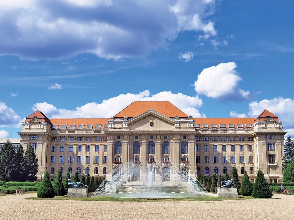 A városban szerintem az a legjobb, hogy az ott tanuló külföldi dikákok miatt világvárosias a hangulat. Az egyetem klasszicista stílusú épülete pedig lenyűgöző látvány!