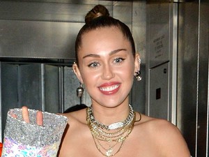 Hú, elég pszichedelikus Miley Cyrus partiszettje