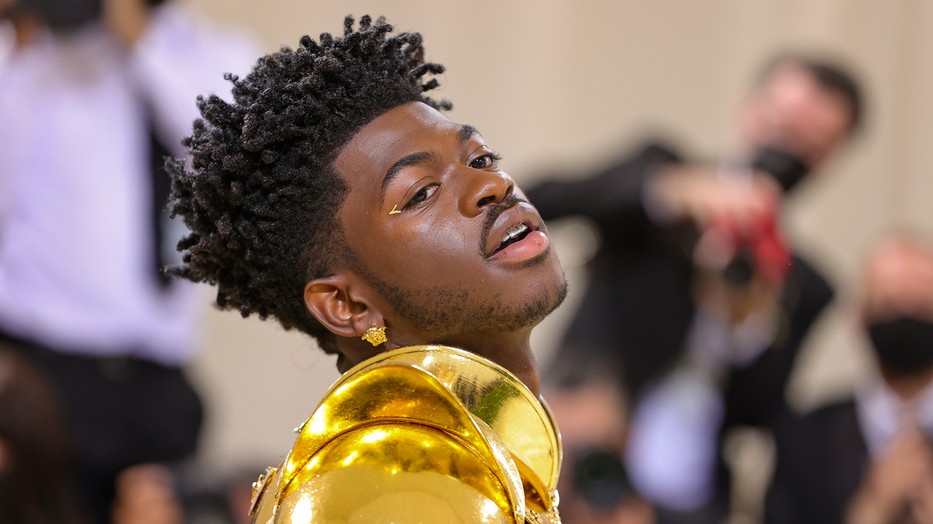 Lil Nas X három arany szettet is viselt a Met gála vörös szőnyegén