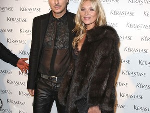 Fekete csipkés kombinéban érkezett Kate Moss