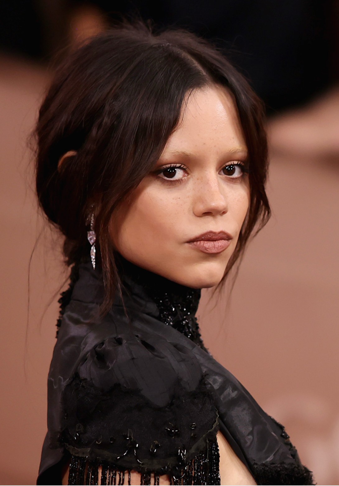 A színésznő sminkese, Mélanie Inglessis visszafogott sminket készített, amihez jól passzolt a laza konty is.