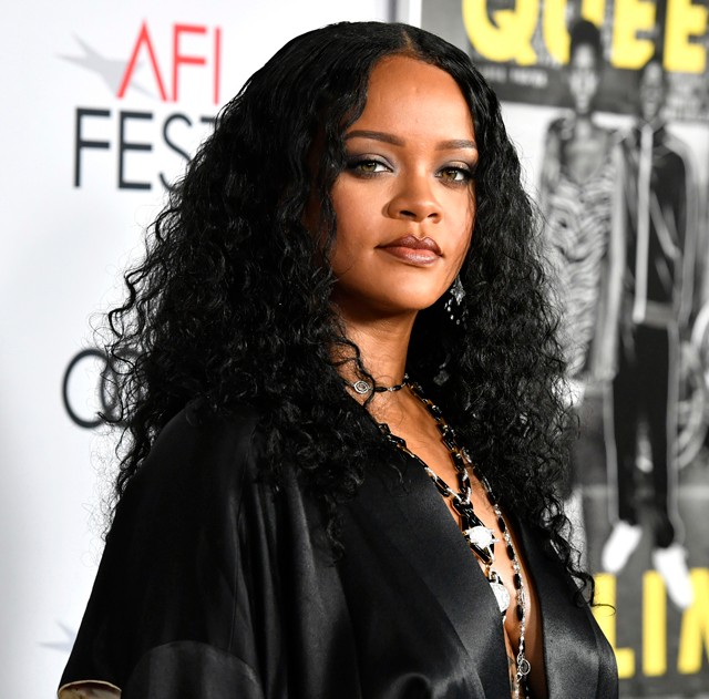 Rihanna csípőig felvágott selyemruhája egy álom