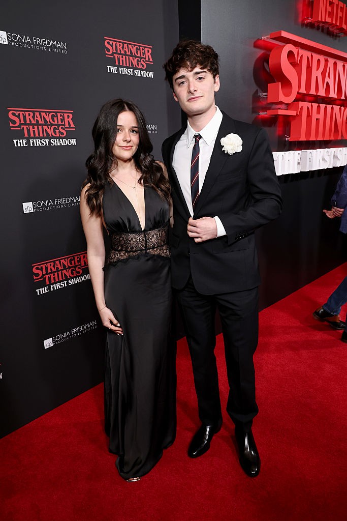 Tudtad, hogy Noah-nak van egy ikertestvére? Ő  Chloe Schnapp, aki a Stranger Things: The First Shadow című  Broadway darab premierjére is elkísérte a testvérét. 