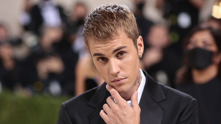 Justin Bieber és Hailey Bieber úgy öltöztek fel a templomba, mintha bulizni indulnának