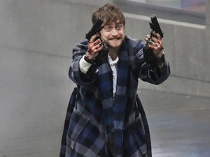 Daniel Radcliffe szőrös tappancsokban, fegyverrel a kezében kiabál az utcán és elképesztő mémek születtek róla!
