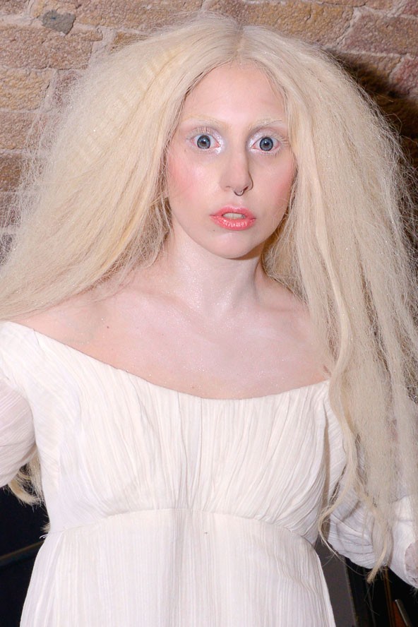 Talán a legijesztőbb lookjai közé tartozik ez a tavalyi összeállítás.