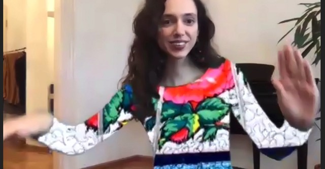 Zseniális: Váltogasd kedvedre a felsőd mintáját a Zoom meetingek közben