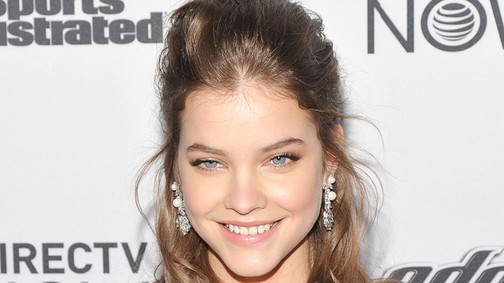 Palvin Barbara habos-babos babakék ruhája nagyon kis pajkos